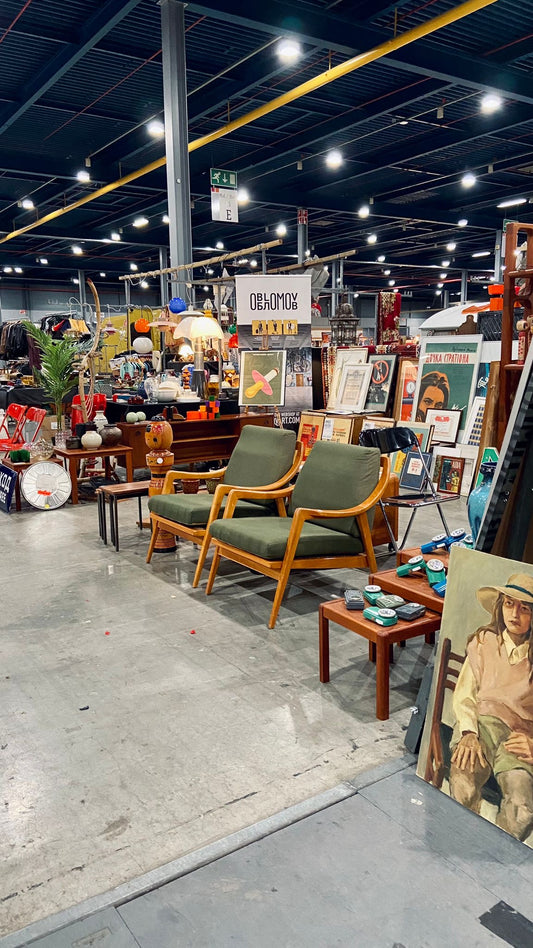 Exploring vintage wonders at the Verzamel Jaarbeurs together!