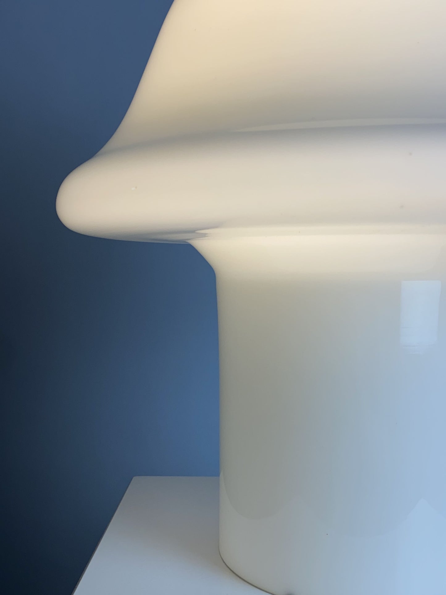 Large fully white glass Peill and Putzler mushroom table lamp XL 1970