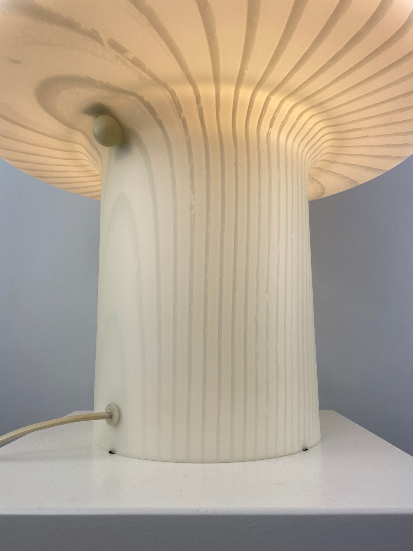 Enormous white glass Peill and Putzler mushroom table lamp XXL 1970