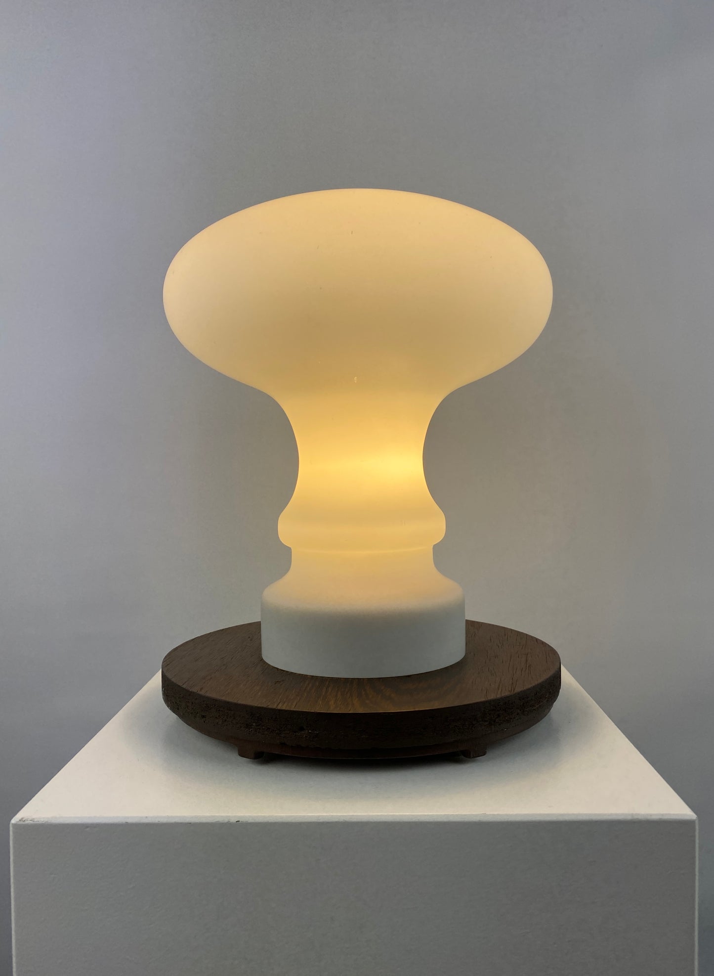 Enormous white glass Peill and Putzler mushroom table lamp XXL 1970