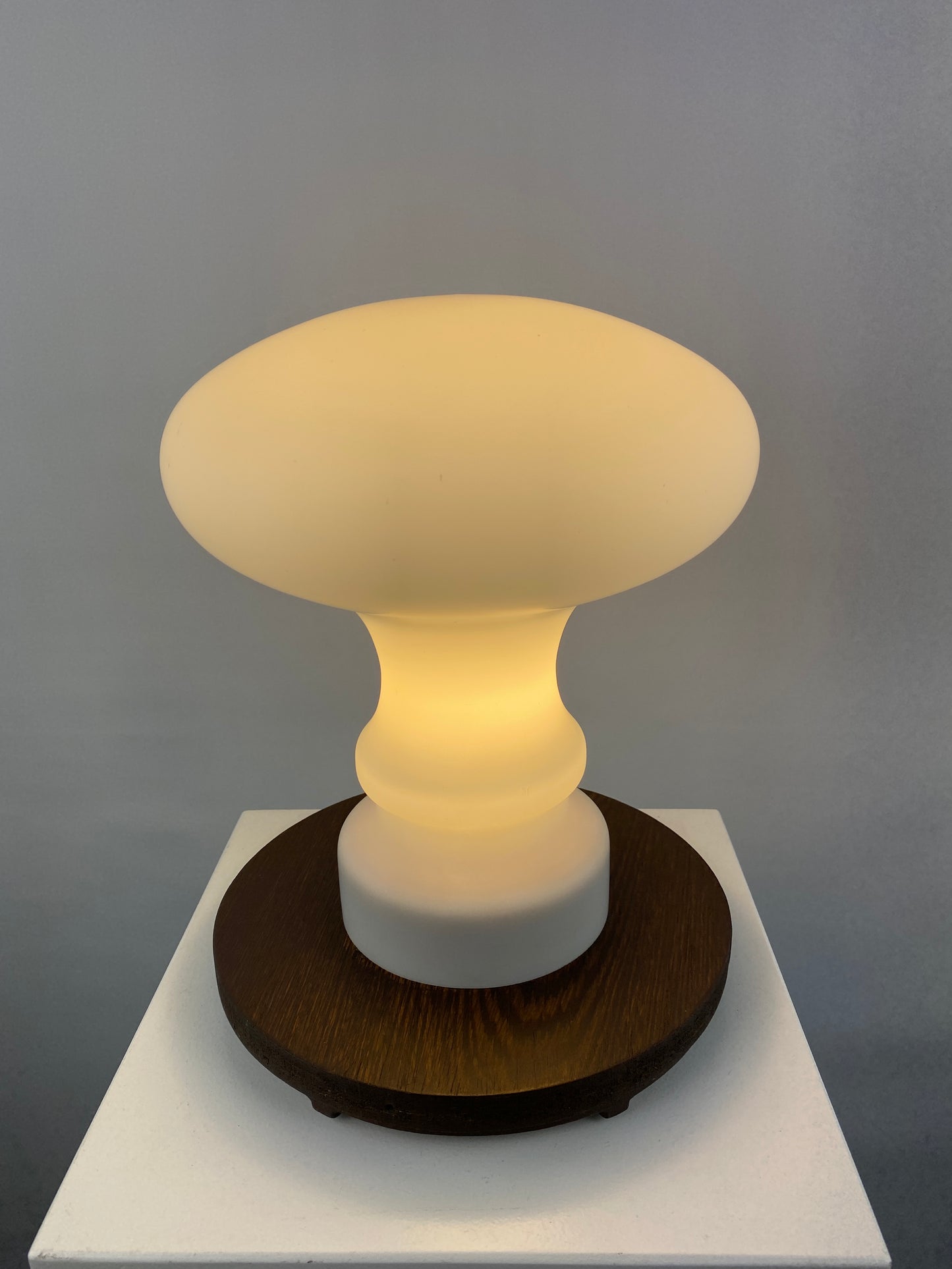 Enormous white glass Peill and Putzler mushroom table lamp XXL 1970