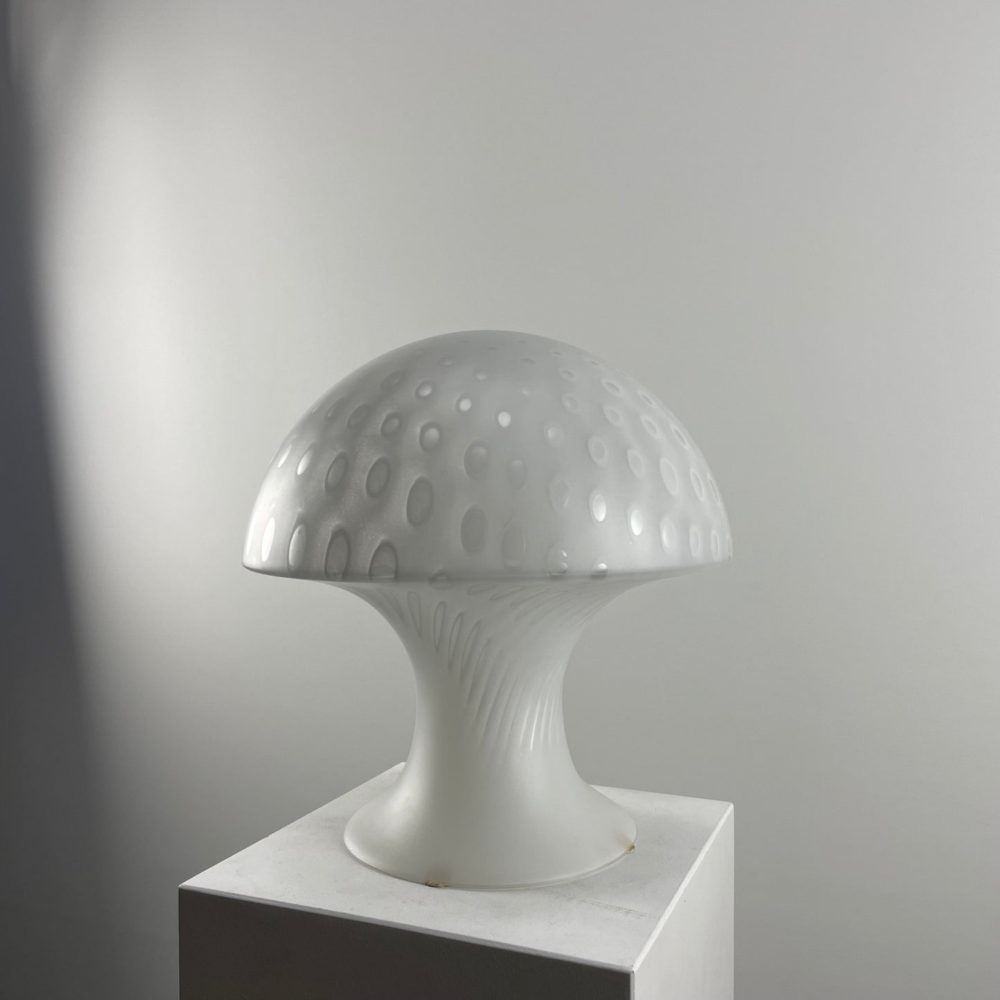 Large rare white milk glass Peill and Putzler mushroom table lamp 1970