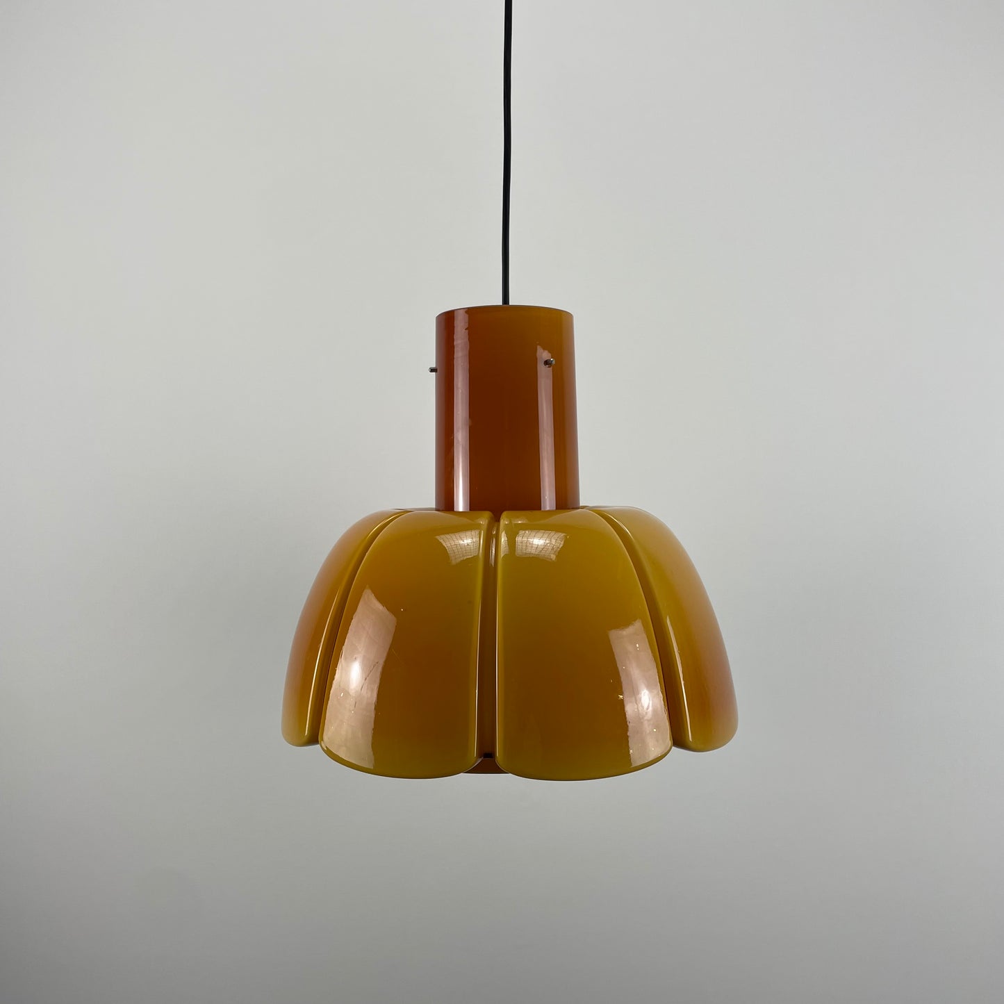 Large caramel glass flower pendant light
Glashütte Limburg XL pendant light 1970s
Vintage German glass lighting
Mid-century modern caramel pendant lamp
Retro flower-shaped glass pendant light