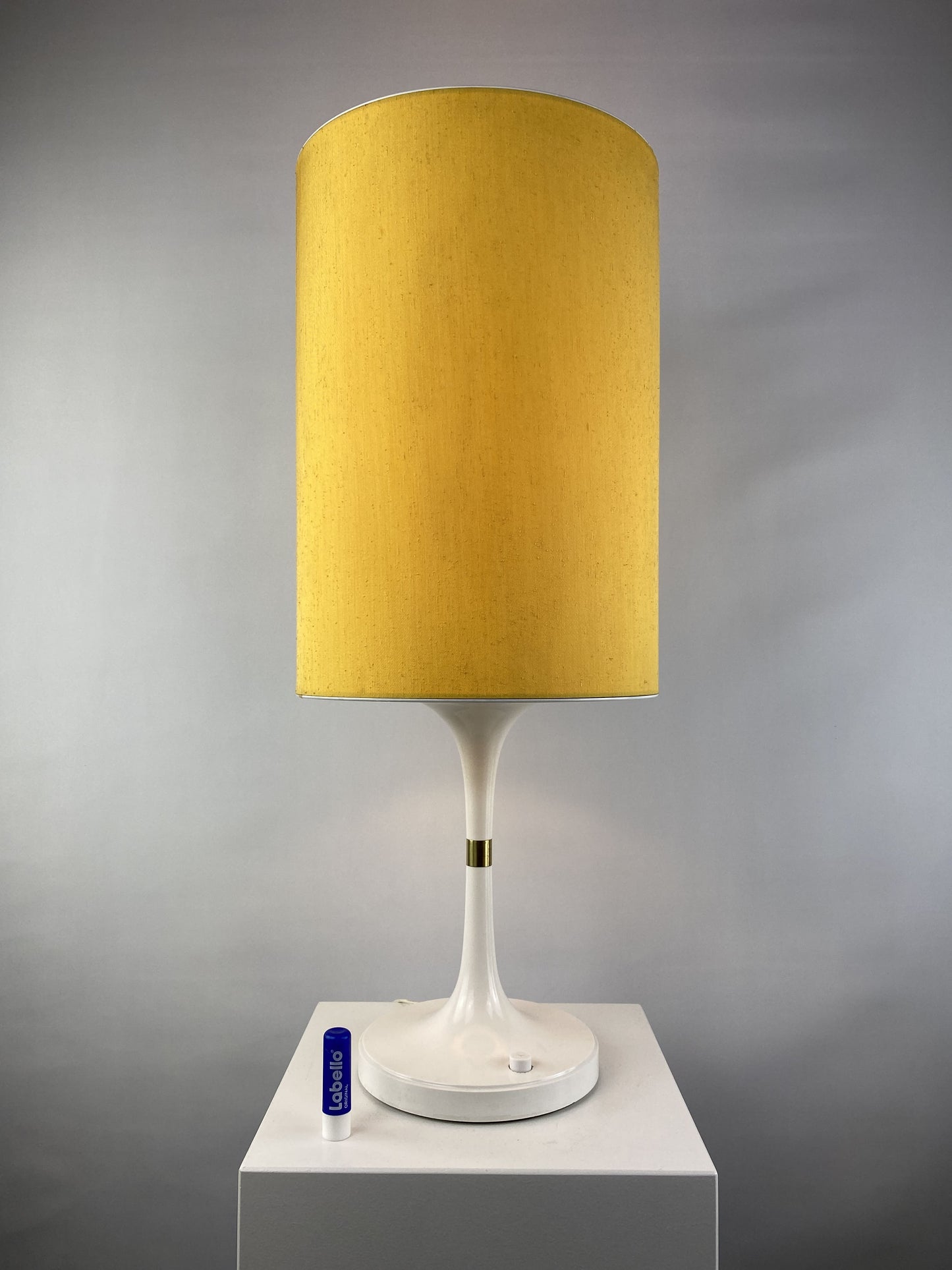 Yellow and white table lamp by ERCO model 3175