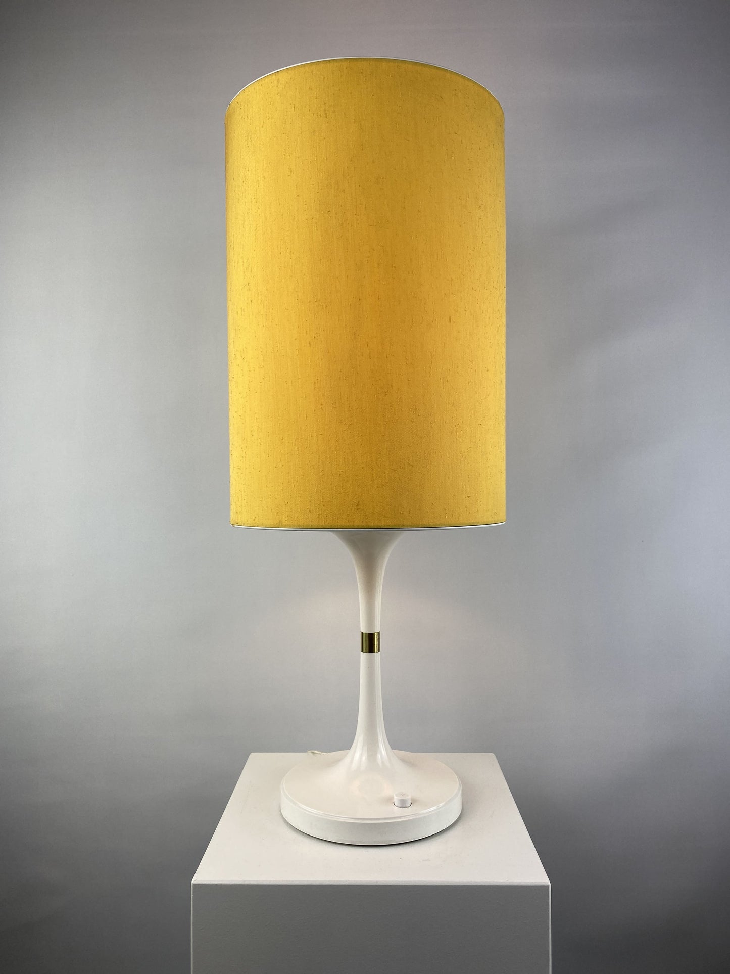 Yellow and white table lamp by ERCO model 3175