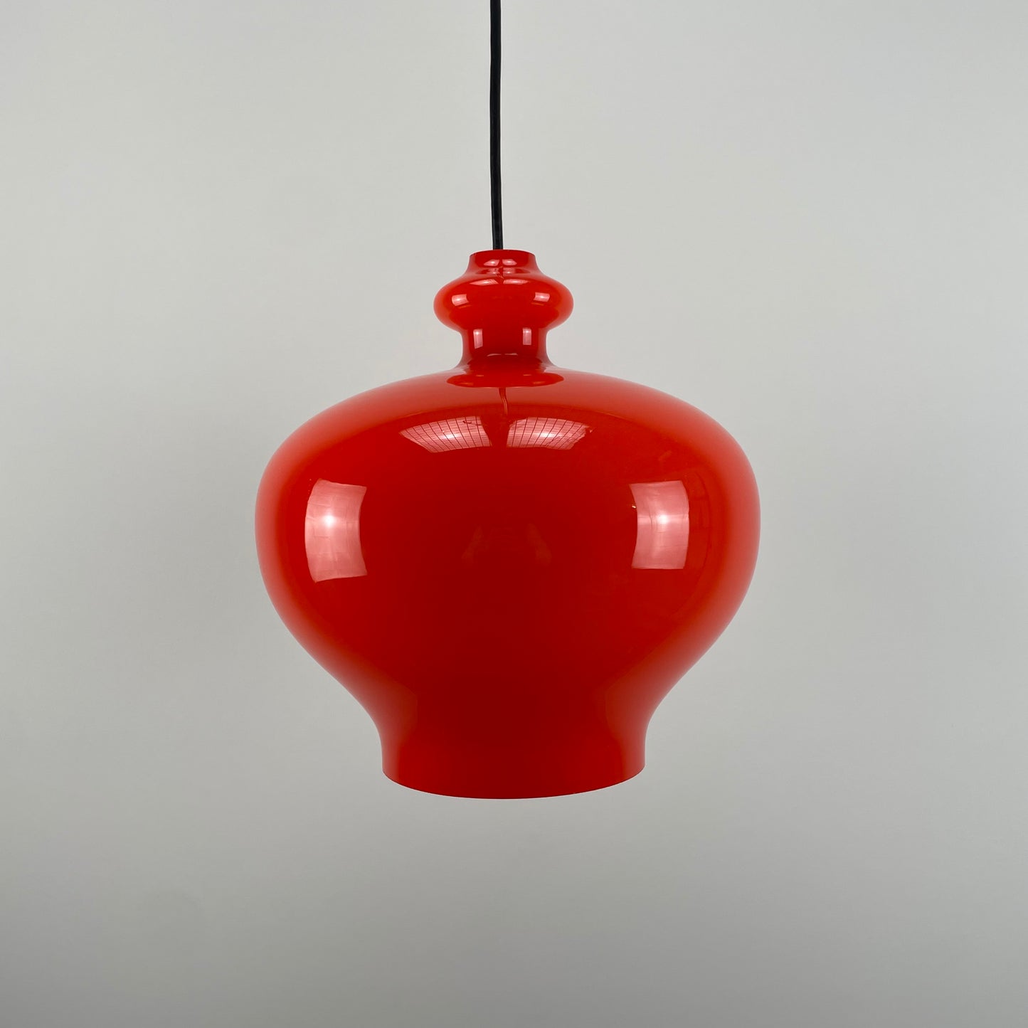 Swedish orange glass pendant light
Hans Agne Jakobsson lighting design
OPLIGHT vintage pendant lamp
1960s Scandinavian design lighting
Retro orange glass pendant light