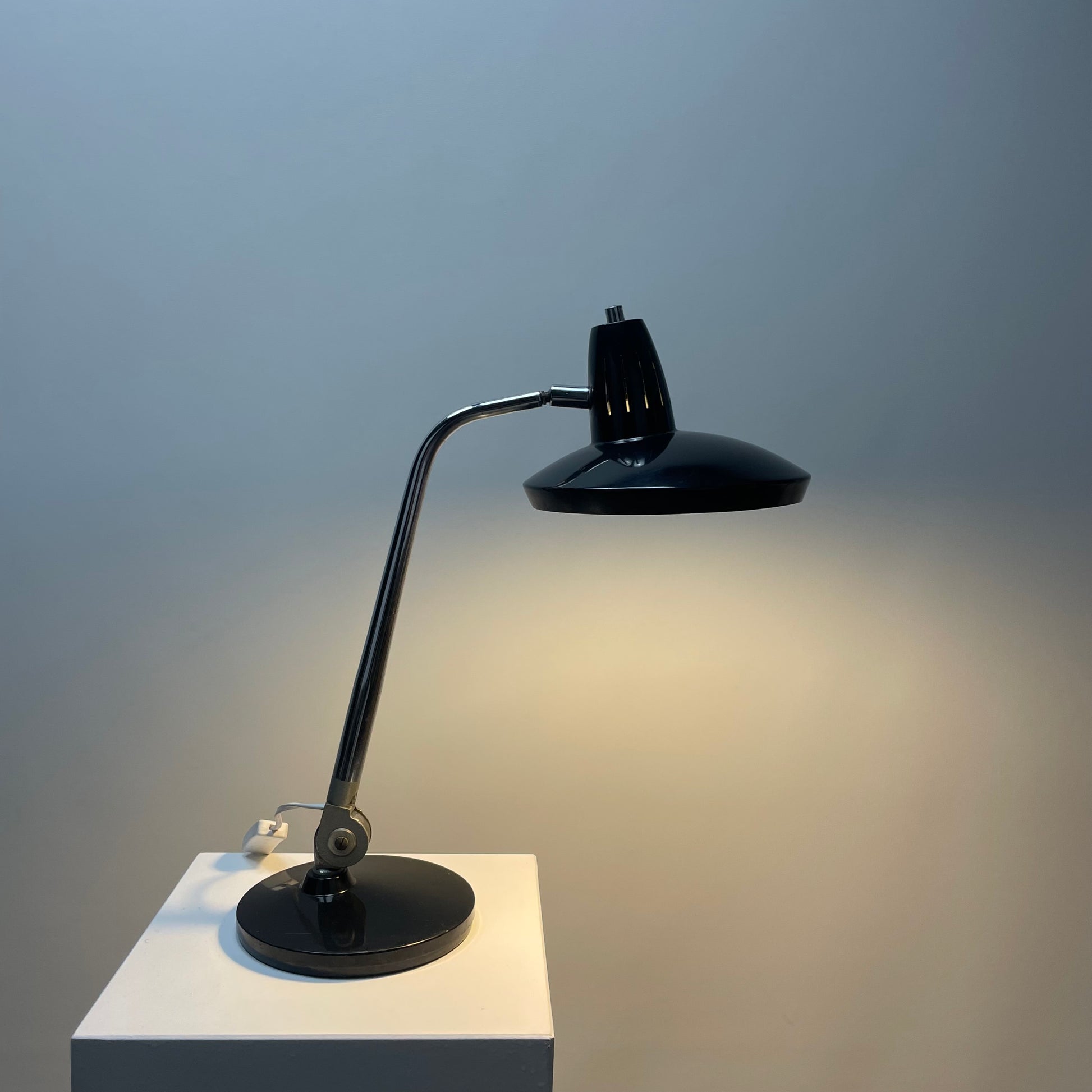 FARO desk light
FASE lighting 1960
Adjustable desk lamp
Spanish vintage lighting
Mid-century modern desk lamp
Vintage FASE lamp
Black desk lamp
Retro workspace light
Rewired vintage lamp