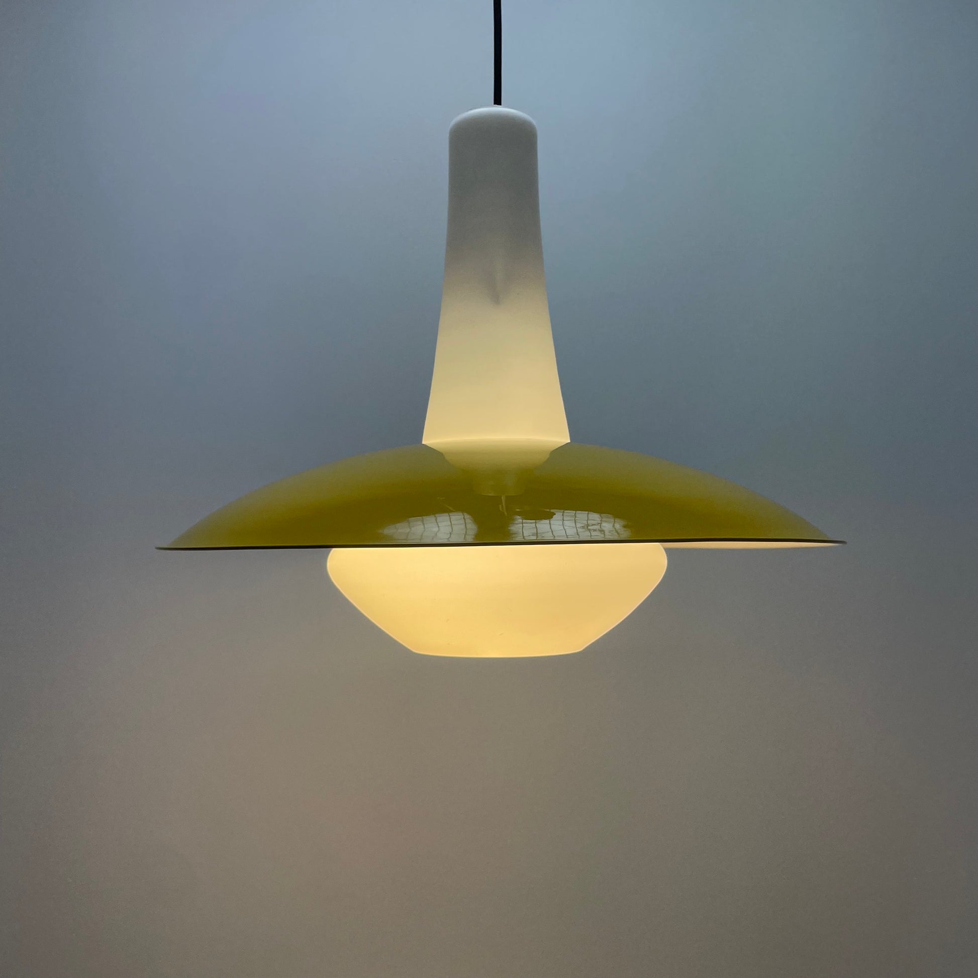 Louis Kalff pendant light
Philips vintage lamp
1950s retro lighting
UFO shaped pendant light
Opalescent glass lamp
Rare vintage design light
Retro-futuristic pendant
Dutch industrial design lamp
Ochre yellow pendant light
Mid-century modern lighting