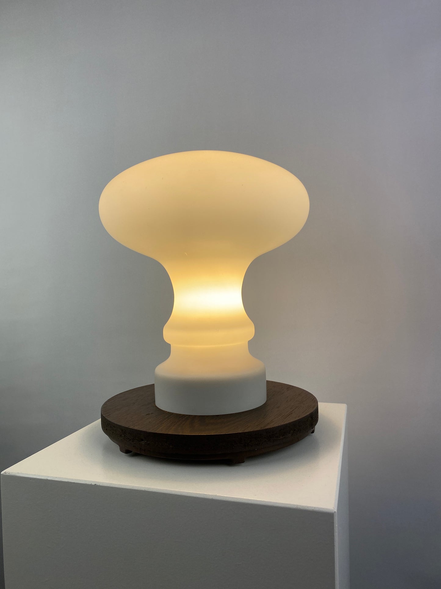 Enormous white glass Peill and Putzler mushroom table lamp XXL 1970