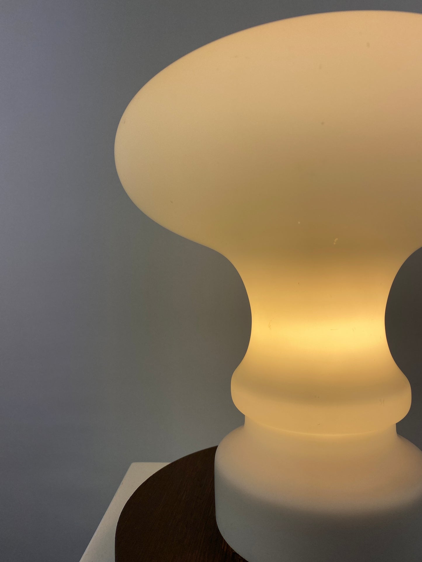 Enormous white glass Peill and Putzler mushroom table lamp XXL 1970