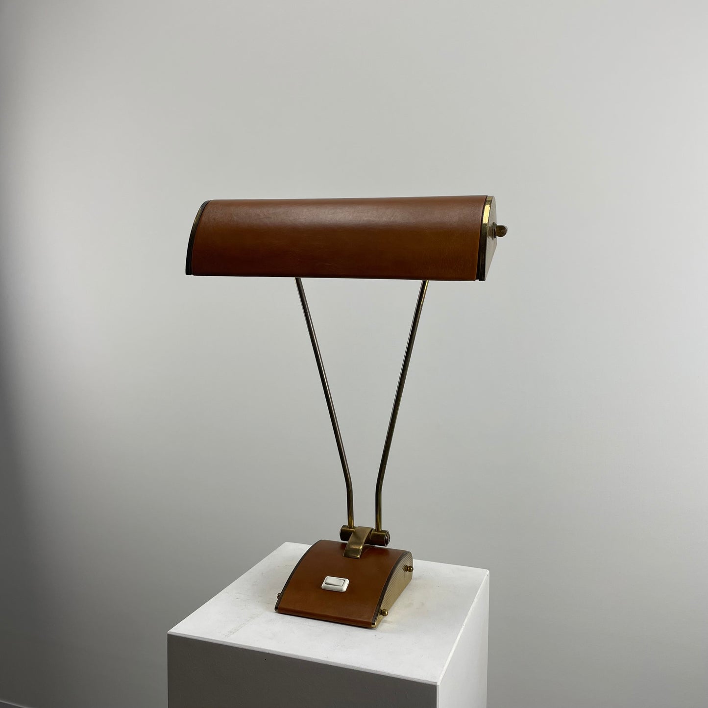 Brass and leather JUMO desk light by Eileen Grey, 1930