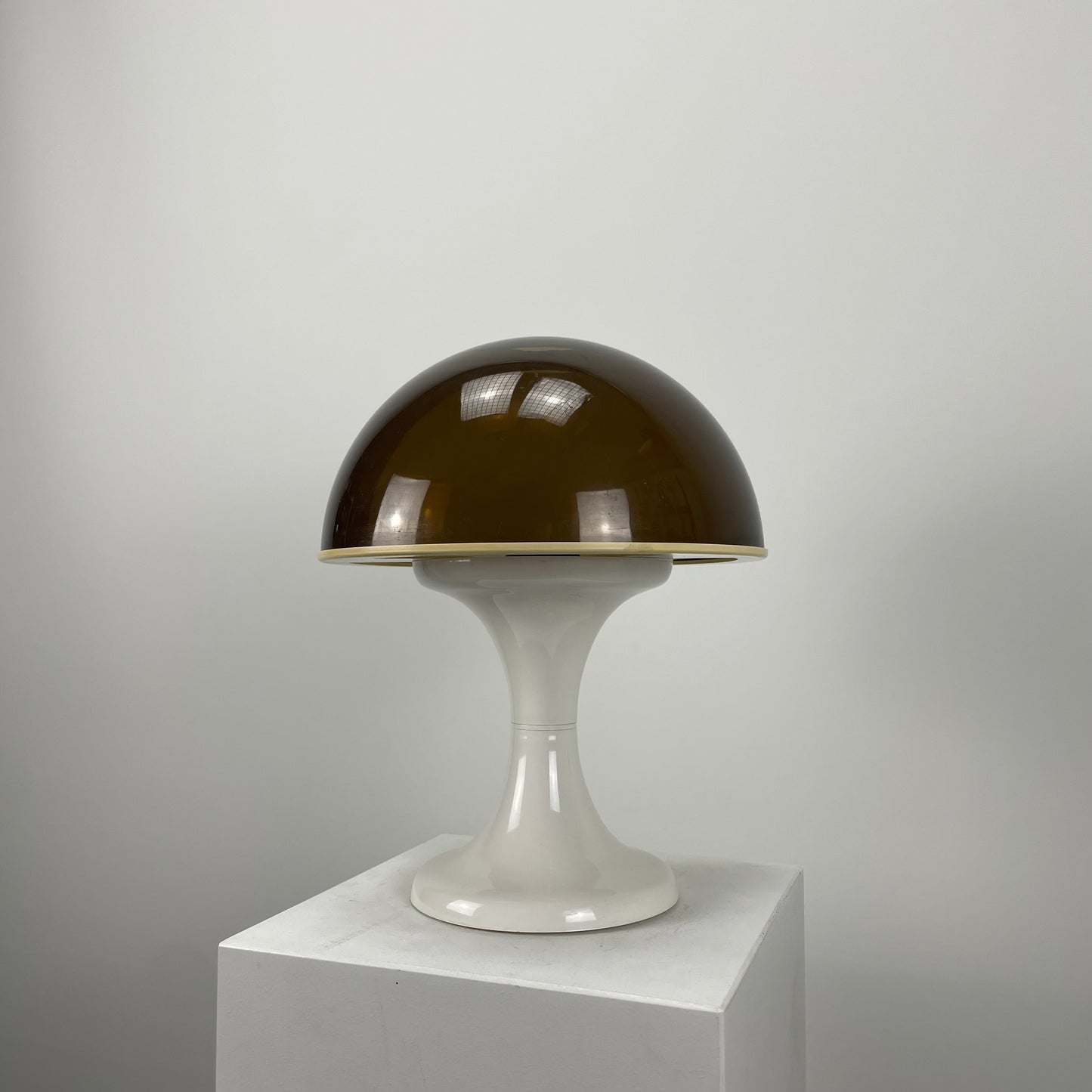 Space age mushroom plexiglass table lamp from Holland 1970