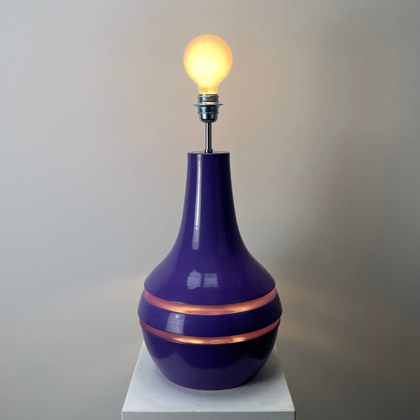 purple metal floor light, Dutch 1970s light, Lakro Amstelveen lamp, Dijkstra lighting, vintage Holland light, retro floor lamp, mid-century modern lighting, 1970s Dutch design, layered metal light, customizable light.