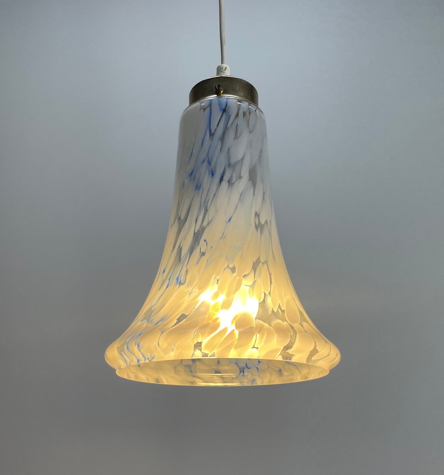 Italian cloudy glass pendant lamp
1960 vintage Italian lamp
Italian glass pendant lamp
Retro trumpet shape lamp
Brass capped pendant light
Vintage Italian design lighting
Italian glassmaking heritage
White and blue flecked lamp
Mid-century Italian pendant
Handcrafted Italian pendant light
