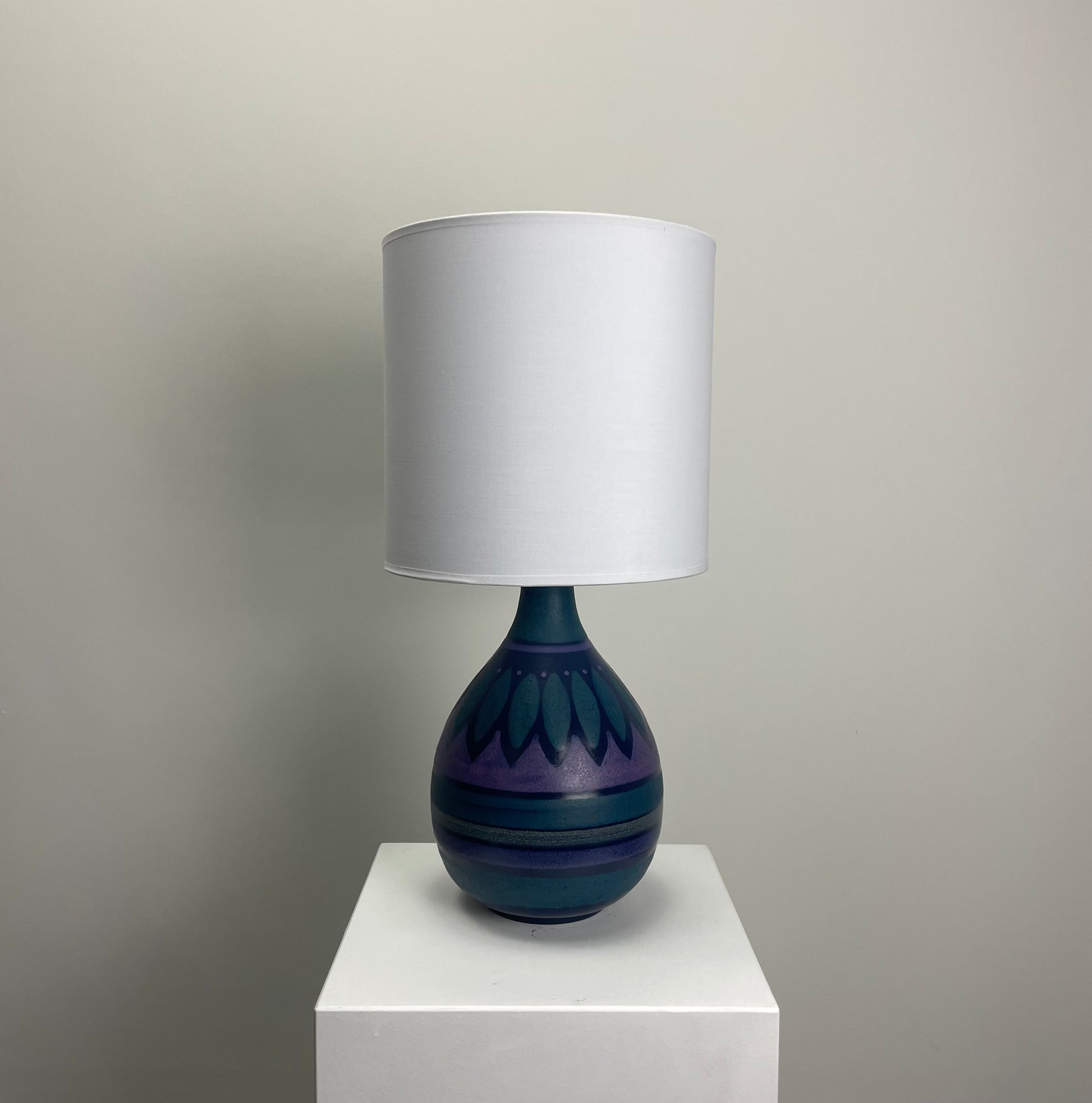 Kupfermühle Keramik table lamp
Viola ceramic lamp
1960s German lighting
Purple and blue ceramic lamp
Vintage German ceramics
Retro mid-century lamp
Marked ceramic base lamp
Reupholsterable lamp shade
Unique vintage table light
Mid-century German décor