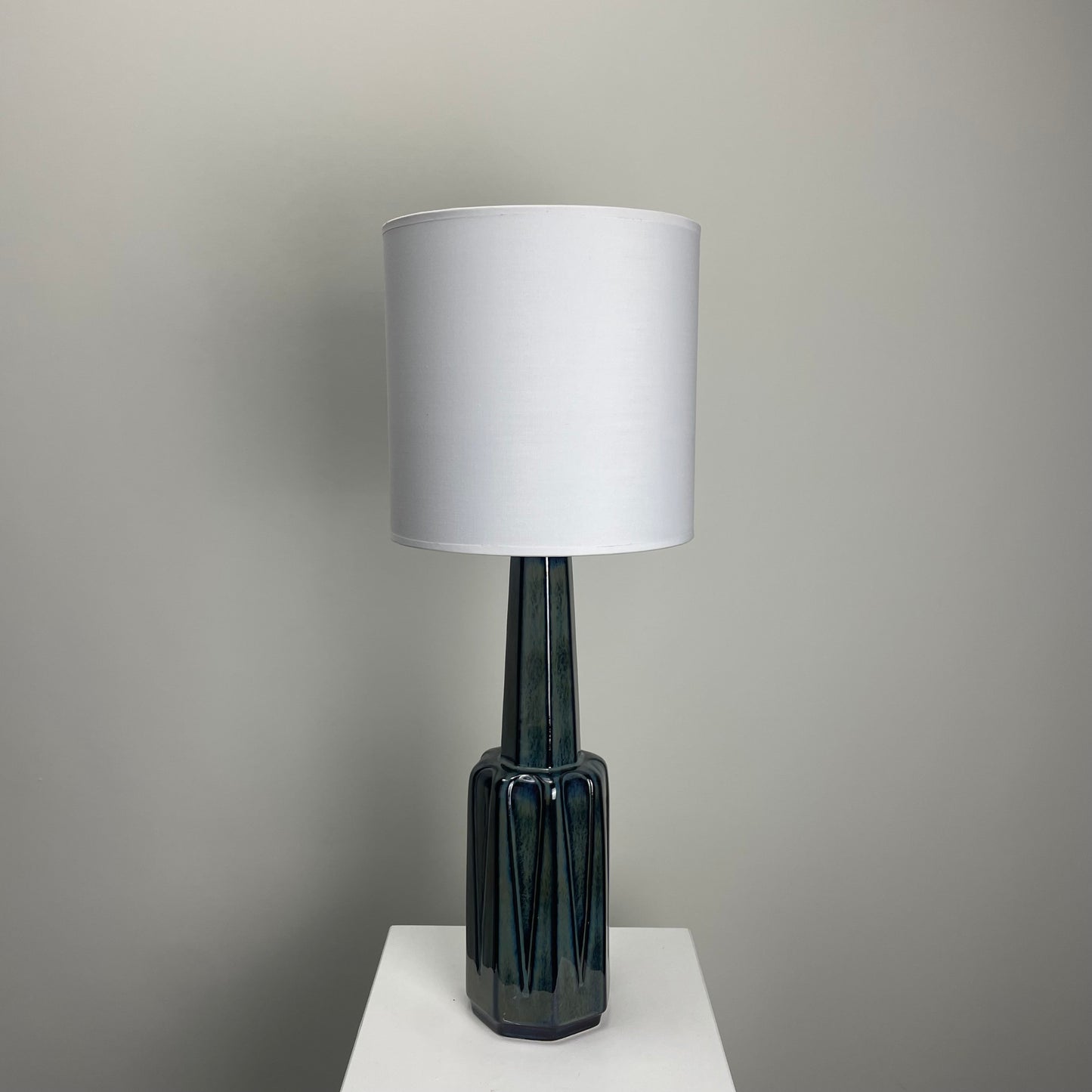 Søholm ceramic table lamp
Large Danish blue lamp
Scandinavian vintage lighting
Søholm Stentøj model 1033
Handcrafted Danish ceramics
Mid-century modern table lamp
Søholm Denmark lighting design
Vintage blue-toned table lamp
Nordic ceramic home décor
Iconic Søholm lamp design