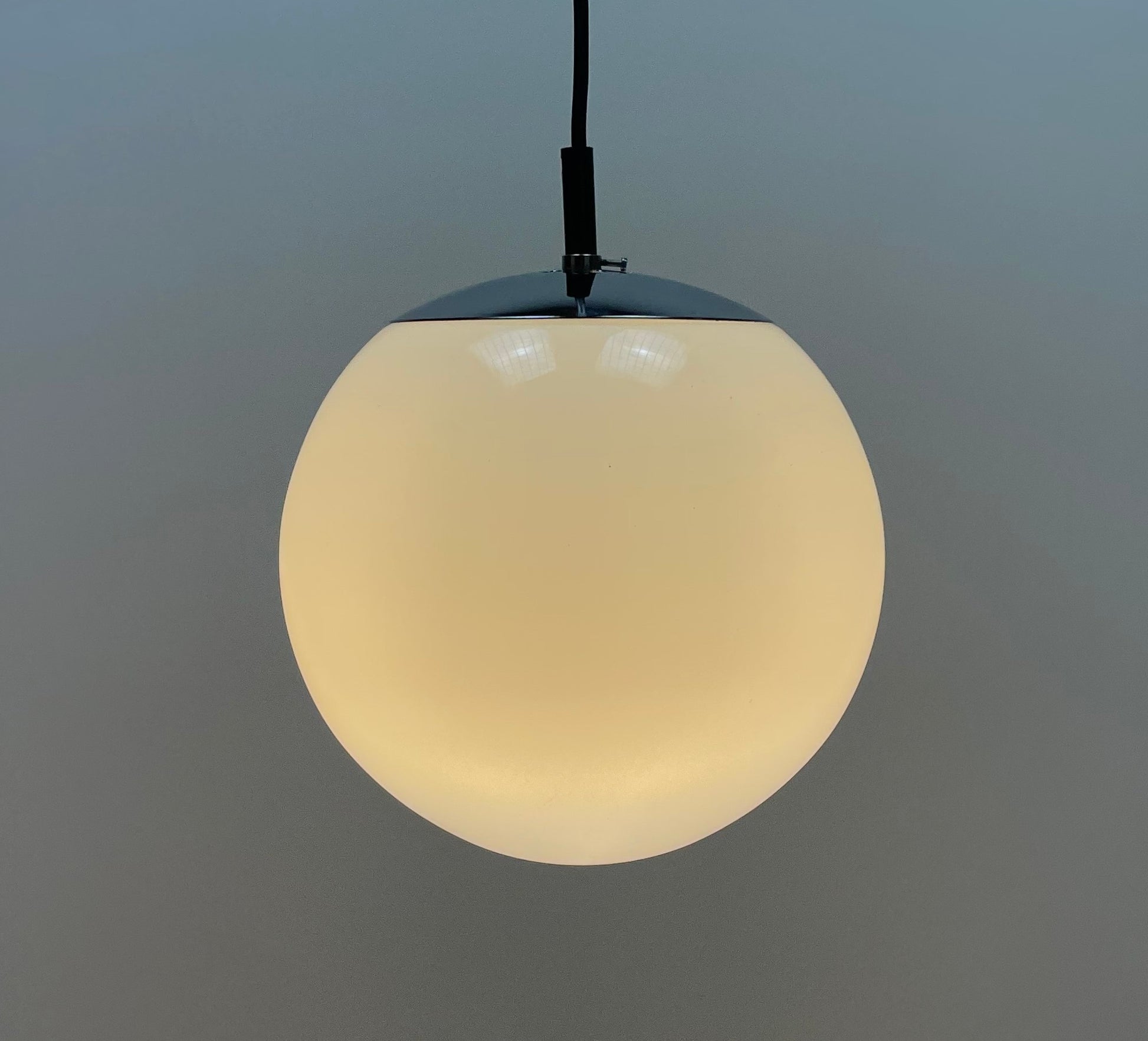 RAAK Amsterdam pendant lamp
MIST globe light
1970s Dutch design lighting
vintage glass globe pendant
gradient glass pendant lamp
mid-century modern ceiling lamp
RAAK MIST hanging light
frosted glass globe light
atmospheric pendant lamp
minimalist vintage lighting