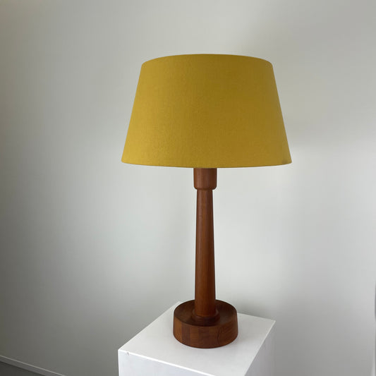 Uno & Östen Kristiansson lamp
teak table lamp Sweden
Luxus Vittsjö lighting
ochre shade mid-century lamp
Scandinavian modern table lamp
1960s Swedish teak lamp
vintage Luxus table light
solid teak wood lighting
Kristiansson Scandinavian design
ochre yellow lampshade