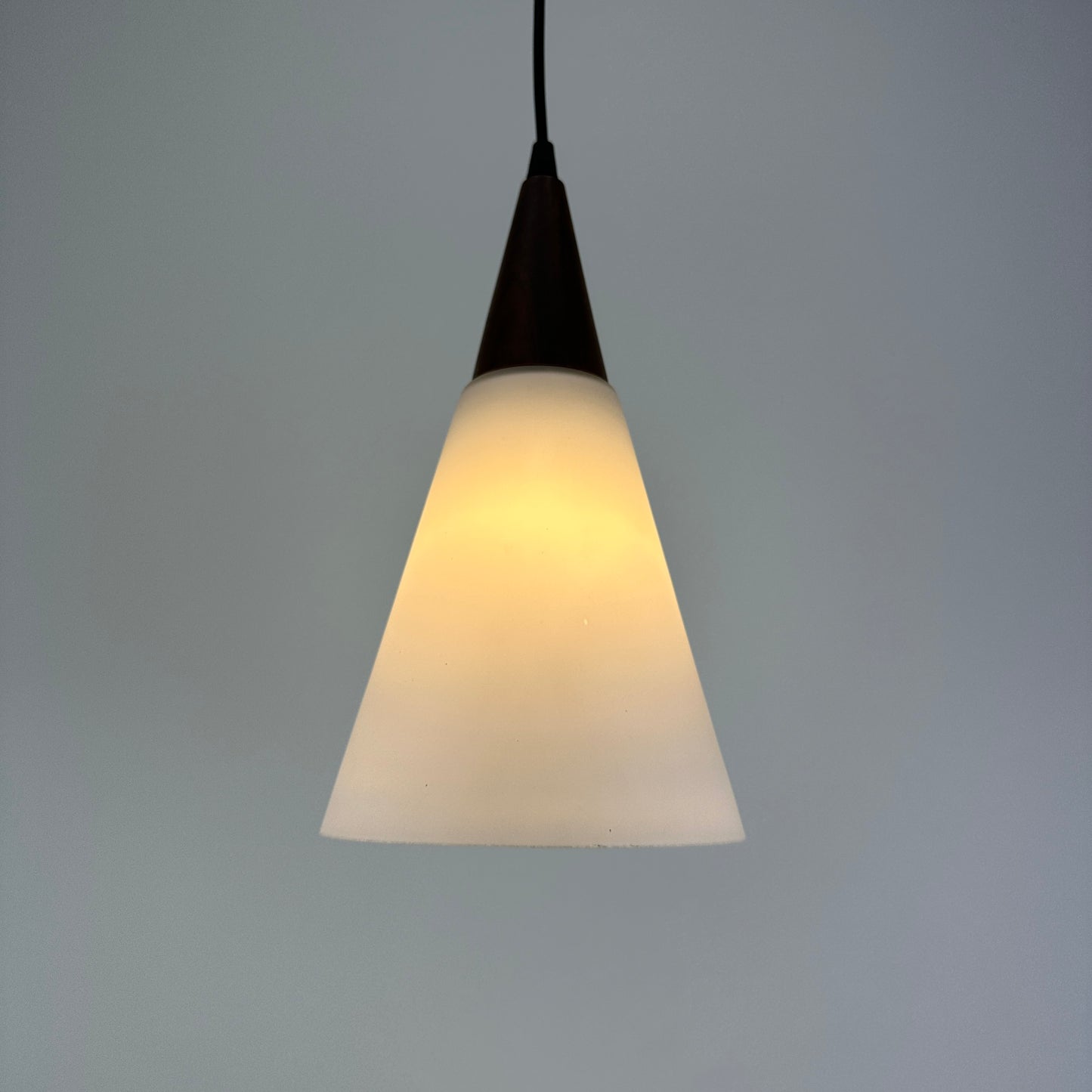 Frosted glass wooden pendant light
Philips lighting 1950s
Mid-century modern ceiling fixture
Vintage frosted glass lamp
Collectible Philips pendant light