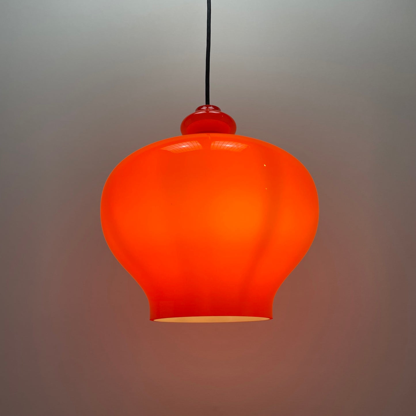 Swedish orange glass pendant light
Hans Agne Jakobsson lighting design
OPLIGHT vintage pendant lamp
1960s Scandinavian design lighting
Retro orange glass pendant light