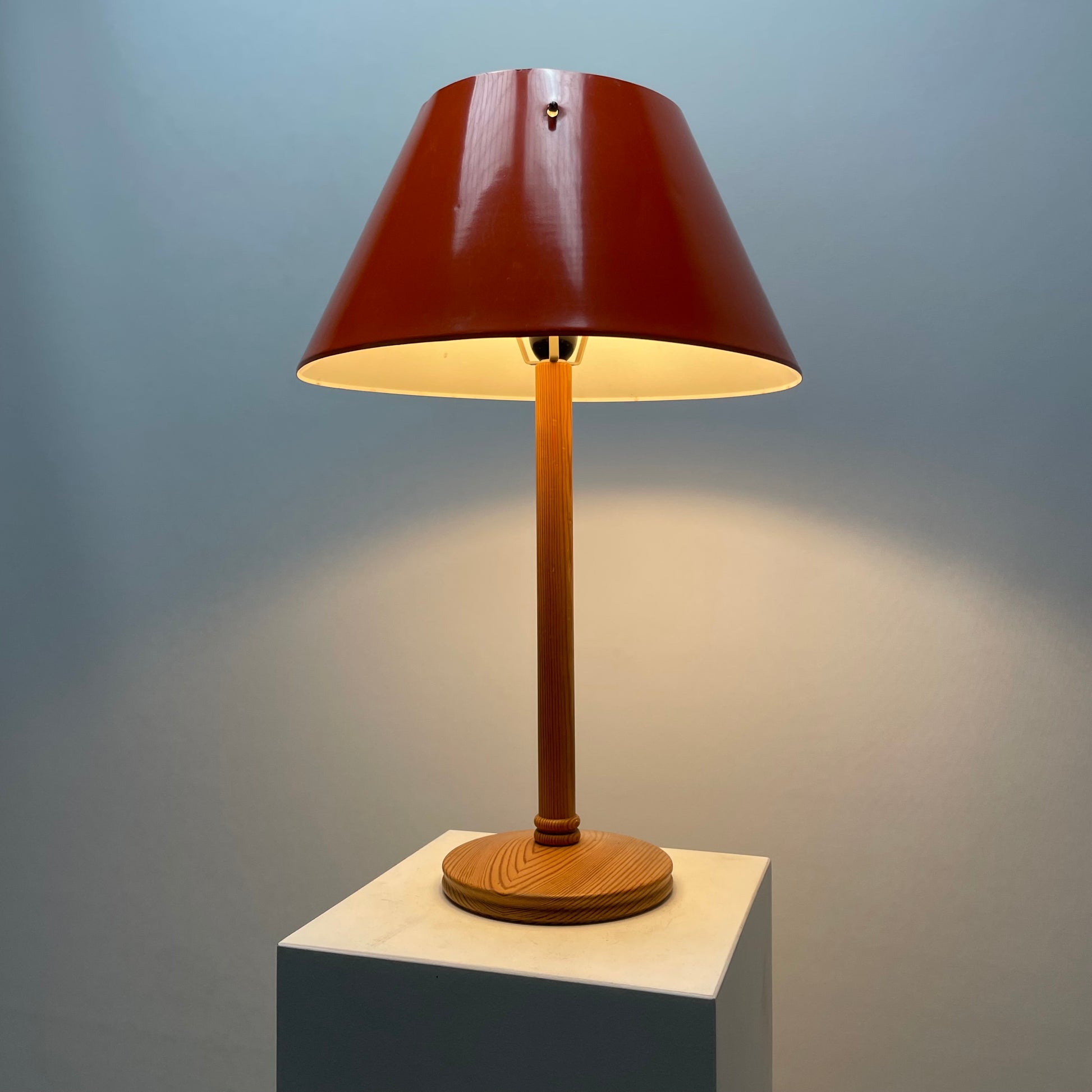 Hans Agne Jakobsson lamp
AB Markaryd lighting
Pine wood table lamp
Orange metal lamp
Mid-century modern lighting
1970s Scandinavian design
Rare Swedish table lamp
Vintage Jakobsson lamp
Retro table lamp
Designer lighting