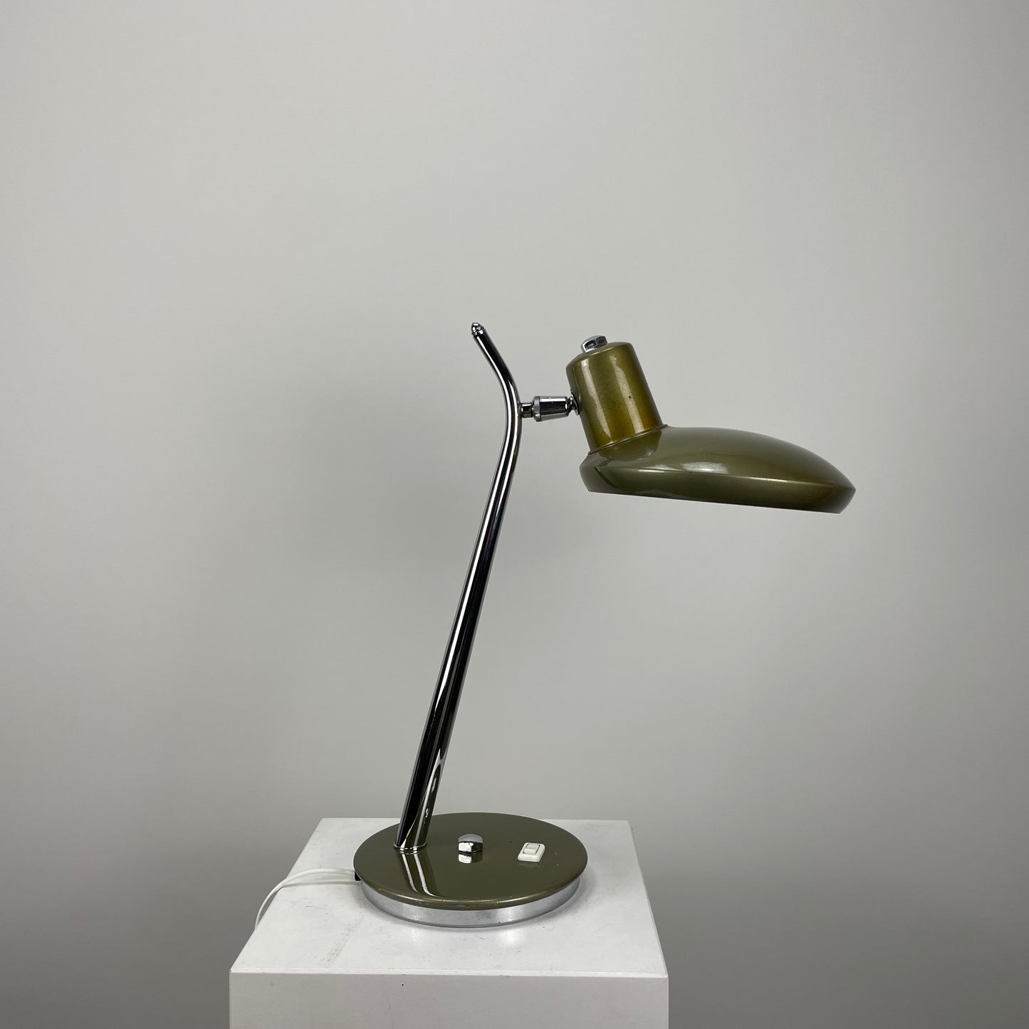 Mustard green desk lamp
Boomerang desk light
1960s French lighting
Vintage desk lamp
Mid-century modern desk light
Retro desk lamp
French boomerang lamp
Colorful workspace lighting
Unique office lamp
French design lighting